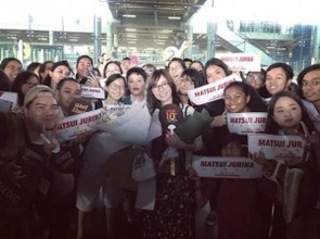 松井珠理奈、タイの空港で大歓迎“インスタ映え100枚チャレンジ”を前にファンが集まる
