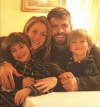 シャキーラ、サッカー・スペイン元代表ピケとのレアな家族写真公開