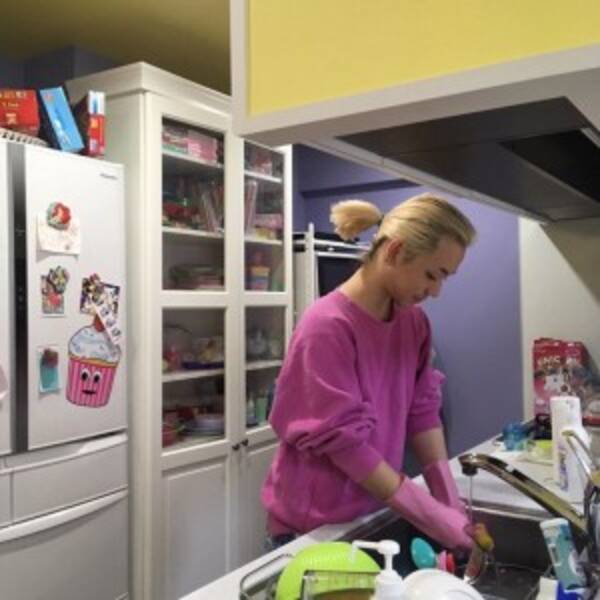 りゅうちぇる 率先して食器洗い 夫の鑑 ゴム手袋までオシャレ と絶賛の嵐 19年1月日 エキサイトニュース