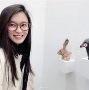 小島瑠璃子『アートフェア東京2019』へ　眼鏡姿に「メガネ女子こじるり最高！」の声