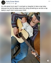 パパが奏でるギターの上でスヤスヤ眠る赤ちゃん（米）＜動画あり＞