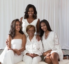 ミシェル・オバマ元大統領夫人、母娘3世代の家族写真公開　母に感謝の言葉も