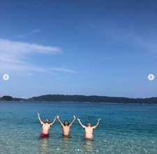 ロッチ中岡、沖縄の海で“手ブラ”ショット　芸人仲間と一足先に夏を楽しむ