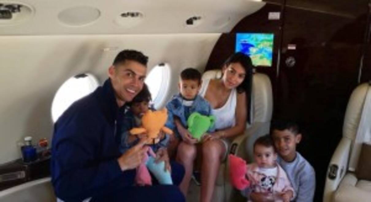 クリスティアーノ ロナウド一家 プライベートジェット機内での家族写真が素敵 19年6月14日 エキサイトニュース