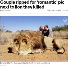 射殺したライオンのそばでキス　非難殺到も夫妻は「飼育された動物を殺して何が悪い」（南ア）