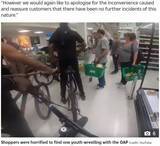 「スーパーに自転車で乱入した少年ら、買い物客を殴り商品を盗んで逃走（英）＜動画あり＞」の画像1
