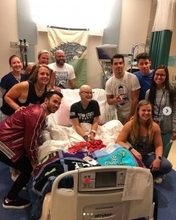 ジョナス・ブラザーズ、がんと闘う16歳少女の病室をサプライズ訪問