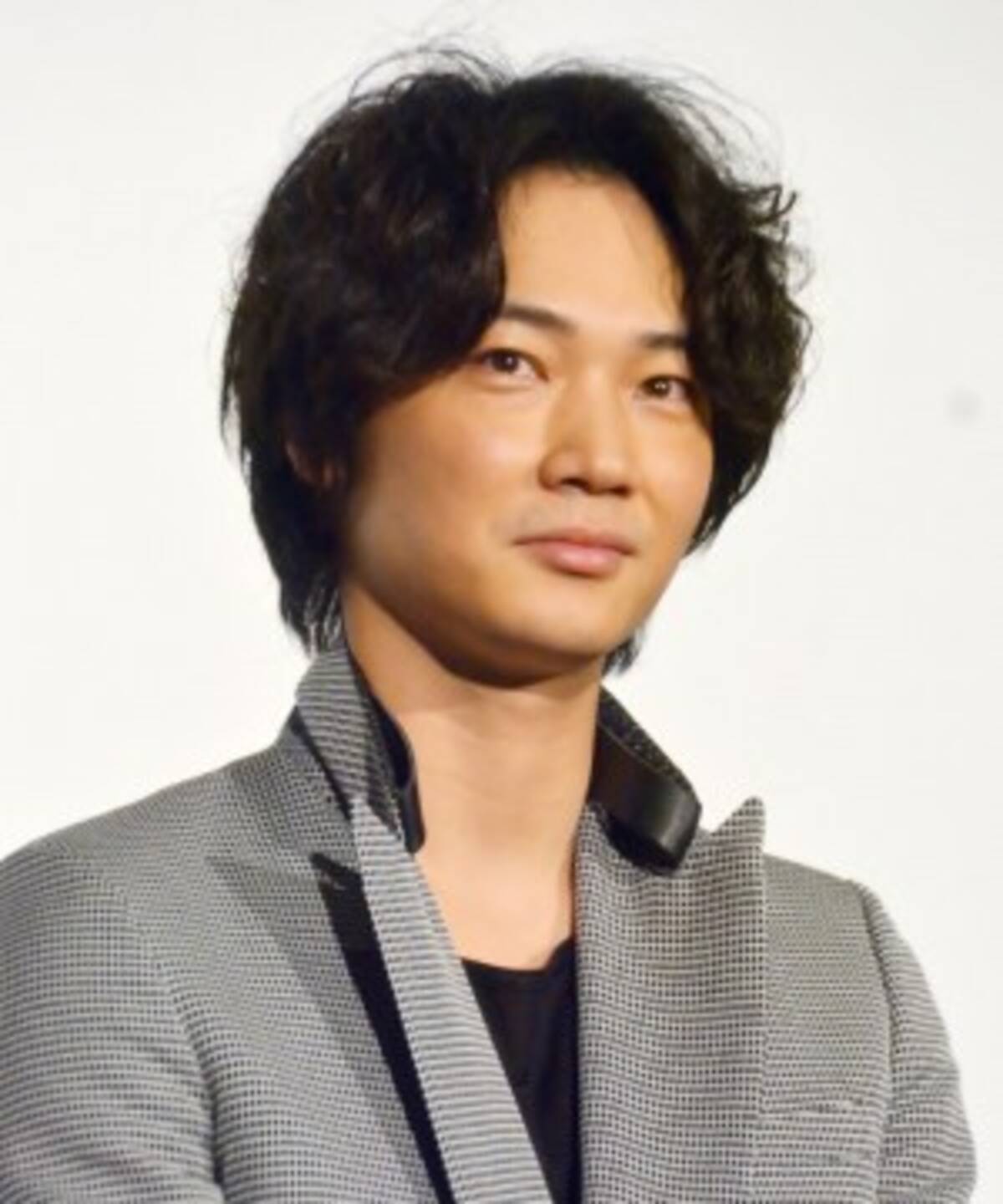 綾野剛がとびっきりの笑顔 大勢の芸人に囲まれて 皆さま鬼素敵 19年10月2日 エキサイトニュース 綾野剛がとびっきりの笑顔 大勢の芸人に囲まれて 皆さま鬼素敵 19年10月2日 エキサイトニュース