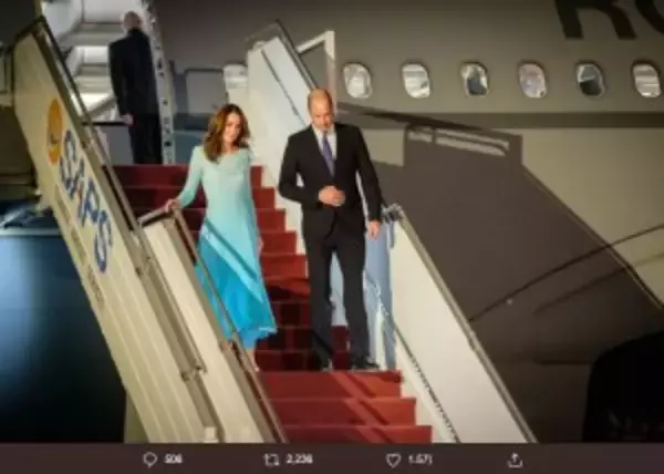 「ウィリアム王子・キャサリン妃夫妻がパキスタンに無事到着」の画像