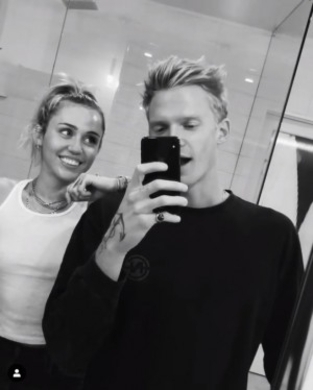 マイリー サイラスがコーディー シンプソンを Bf 新恋人と認める エキサイトニュース