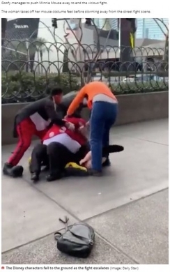 Nyタイムズスクエアでキティとミニーの着ぐるみが大乱闘 逮捕される 15年6月7日 エキサイトニュース