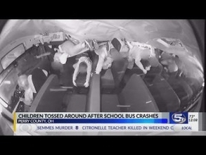 宙を舞い泣き叫ぶ高校生　事故で横転したスクールバス内部の衝撃動画（米）