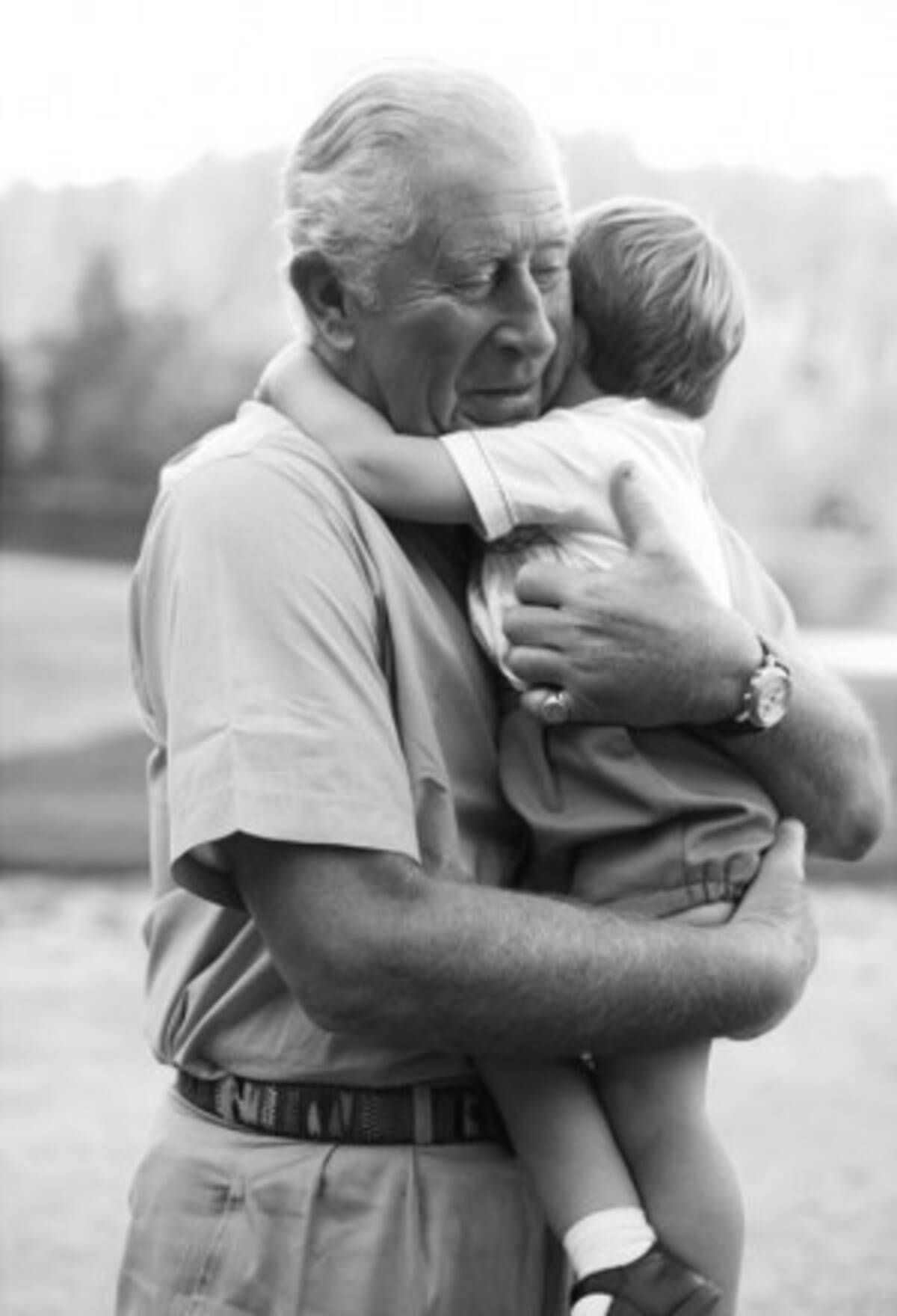 ルイ王子の2歳誕生日に祖父 チャールズ皇太子とのレア写真が公開 頬に絵の具を塗ったやんちゃな姿も 年4月24日 エキサイトニュース