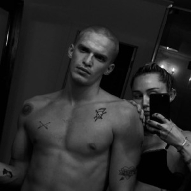 マイリー サイラスがコーディー シンプソンを Bf 新恋人と認める エキサイトニュース