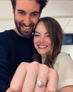 エマ・ストーン秘かに結婚か？　ファンら「婚約指輪が結婚指輪に変わってる！」