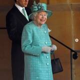 「エリザベス女王、公式誕生日の祝賀式典に単独出席　今年はこぢんまりとお祝い」の画像1