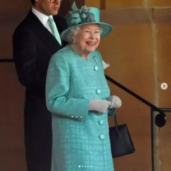 「エリザベス女王、公式誕生日の祝賀式典に単独出席　今年はこぢんまりとお祝い」の画像
