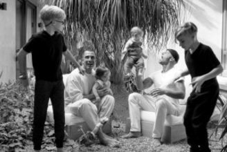 リッキー・マーティンがレアな家族写真を公開　“4児のパパ”として「てんてこまい」とも