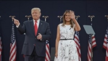 メラニア夫人着用のワンピースにジョーク飛び交う「トランプ大統領に落書きされたの？」