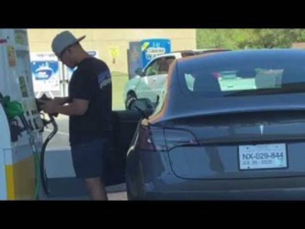 電気自動車テスラにガソリンスタンドで給油しようとした男性 米 動画あり 年7月21日 エキサイトニュース