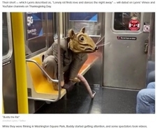 NY地下鉄に“ネズミ男”出没　マスク着用のルールを守ったパフォーマンスが話題に＜動画あり＞