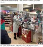 「スーパーでカードが使えず逆切れの女性　店員に唾を吐き「役立たず」と暴言連呼（英）＜動画あり＞」の画像1