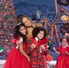 マライア・キャリー、クリスマス特別番組でアリアナ・グランデ＆ジェニファー・ハドソンと“競演”　双子のカメオ出演も