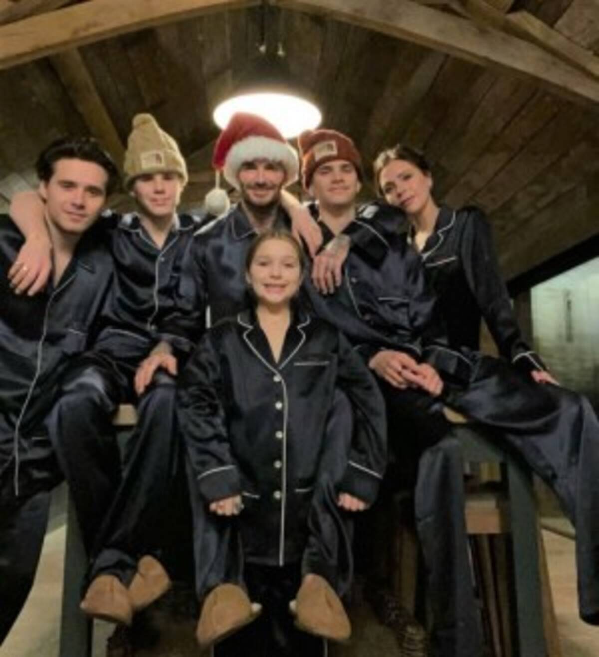 ベッカム一家 家族6人のクリスマス写真にファン称賛 パジャマ姿がカッコいい唯一のファミリー 年12月28日 エキサイトニュース