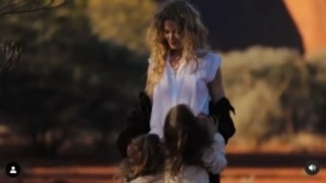ニコール・キッドマン、ウェーブヘアがそっくりな娘達とのレア動画を公開