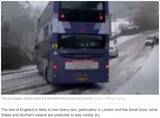 「2階建てバスが雪道の下り坂でスリップ　前方車両との衝突をギリギリ回避（英）＜動画あり＞」の画像1