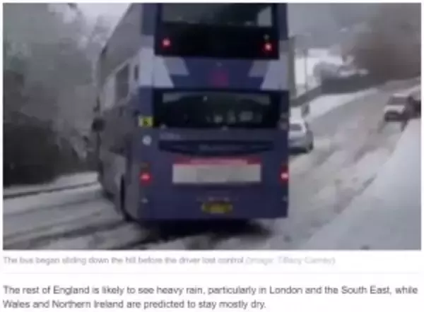 「2階建てバスが雪道の下り坂でスリップ　前方車両との衝突をギリギリ回避（英）＜動画あり＞」の画像