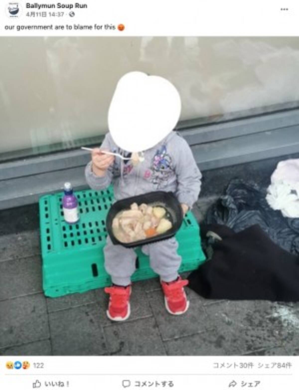 路上で炊き出しを食べるホームレスの4歳女児にボランティアスタッフ 言葉が無い アイルランド 21年5月4日 エキサイトニュース