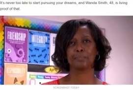 学校清掃員だった女性、高校卒業から約30年後に同じ学校の教師に「ベストを尽くせば夢は叶う」（米）＜動画あり＞