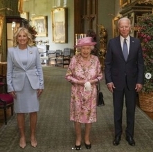 エリザベス女王と対面のジョー・バイデン大統領夫妻、お辞儀をせず物議に「マナーってものがないのか？」