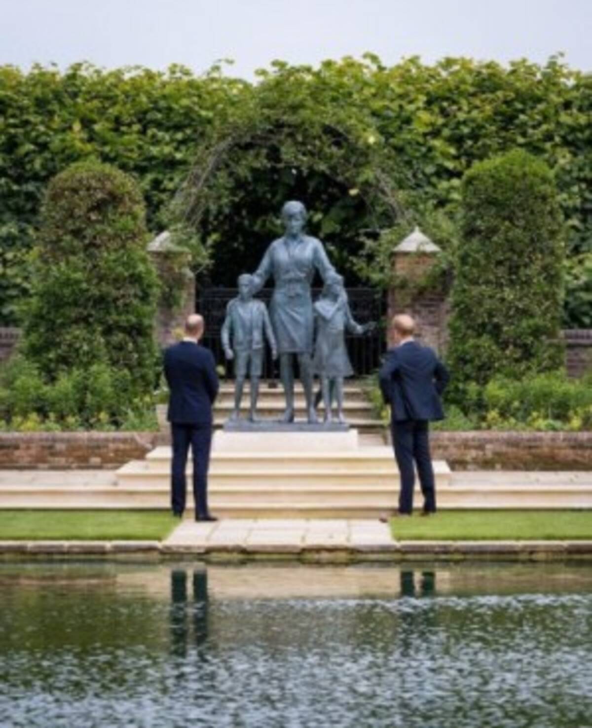 ウィリアム王子とヘンリー王子 ダイアナ妃像の除幕式に揃って出席 共同声明で亡き母を偲ぶ 21年7月2日 エキサイトニュース