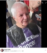 寄付のため伸ばした髪をカットした82歳女性　「白髪だから」と慈善団体に断られる（英）