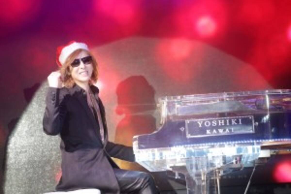 Yoshiki 2年ぶりの会見に 感無量 急遽サンタ帽をおねだり クリスマスソング弾き報道陣にサービス 21年12月23日 エキサイトニュース