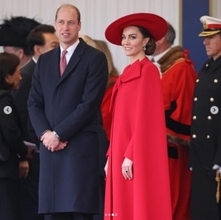 ウィリアム皇太子夫妻、子ども達3人の最新ポートレート披露　「なんてキュート」「シャーロット王女がボスなのね！」