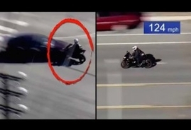 米ロス警察に追跡されるオートバイ、生放送中に車と正面衝突で宙を舞う＜動画あり＞