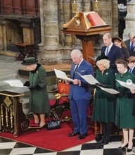 エリザベス女王、夫フィリップ王配の追悼式で涙ぐむ　王室ファンら「美しいトリビュート」「強いお方」