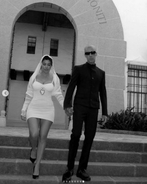 コートニー・カーダシアン、トラヴィス・バーカーとの挙式は超ミニのドレスで　SNSで結婚を報告