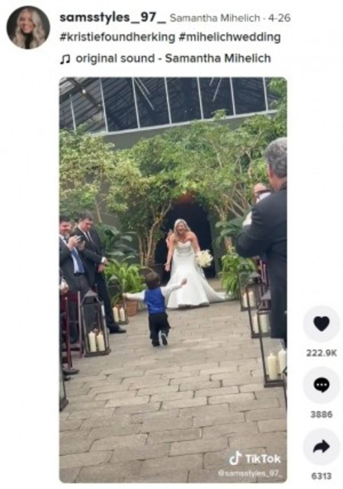 結婚式で母親のウェディングドレス姿を見た2歳男児 その反応に 人生で最高の瞬間 米 動画あり 22年5月7日 エキサイトニュース