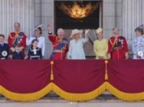 チャールズ国王、バッキンガム宮殿バルコニーでキャサリン皇太子妃と並ぶ　「2人の姿が見られて嬉しい」の声