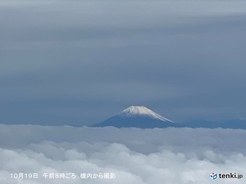 低い雲の上に　雪化粧した富士山の山頂
