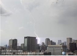 大阪激しい雷雨　関西梅雨明け前の不安定な空模様