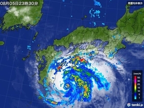 台風8号　九州や四国　活発な雨雲　沿岸部で強風