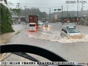 関東で道路冠水も　雨は夜まで　土曜は急な暑さ注意