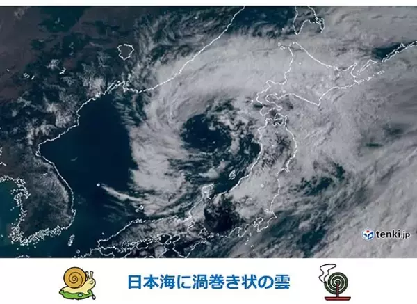 日本海に渦巻きの雲　台風?