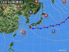15日　台風周辺の湿った空気　九州へ