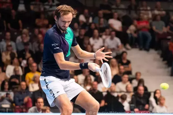 メドベージェフ、わずか59分でバシラシビリに快勝。2回戦で元世界3位のティエムと対戦[エルステバンク・オープン]